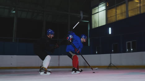 Zwei-Professionelle-Eishockeyspieler-Treten-Im-Kampf-Um-Den-Puck-Gegen-Luda-An.-Der-Stromempfang